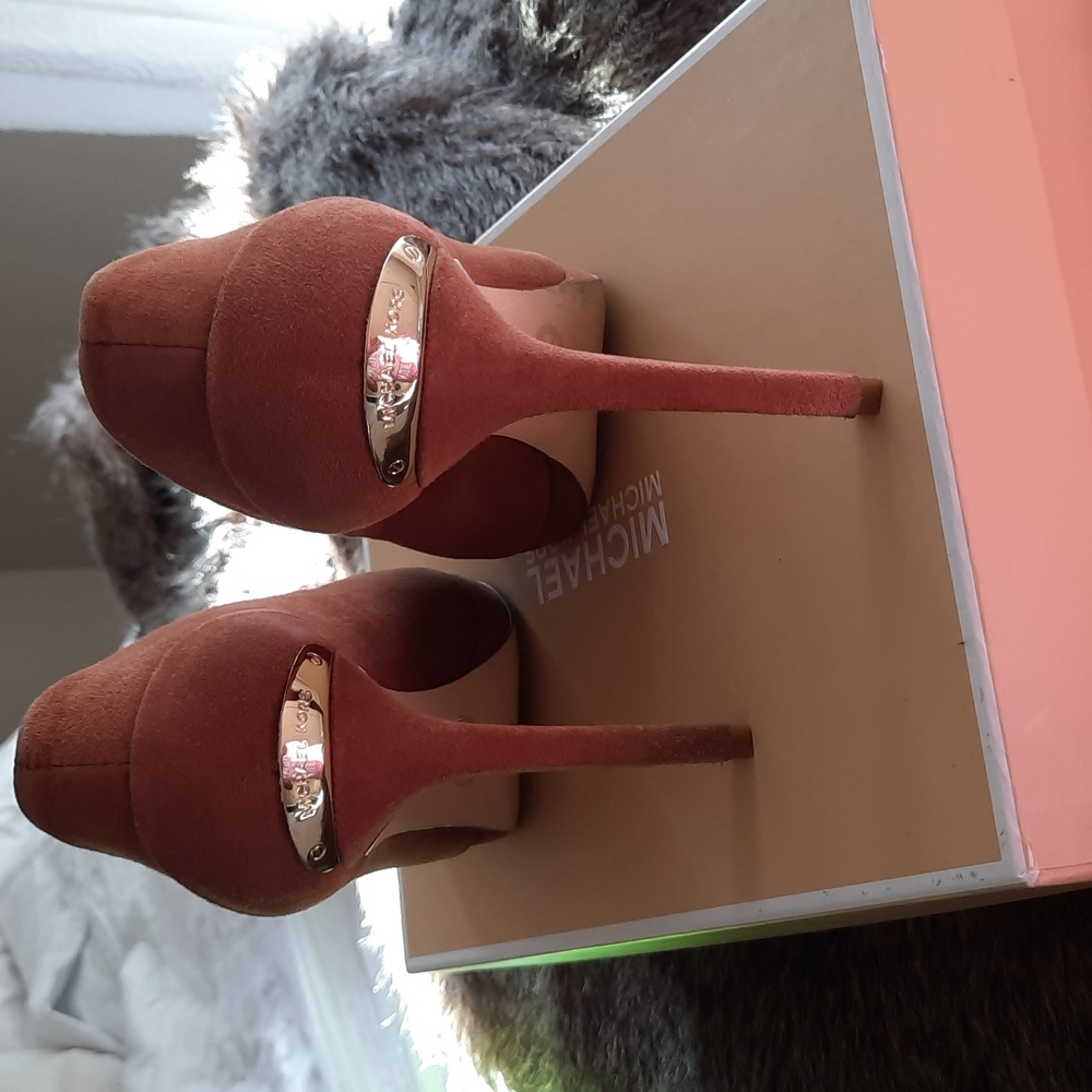 MICHAEL KORS Yasmin Suede Pump..narrow/ size 7 1/2 M/..brand on hardware(NEW)